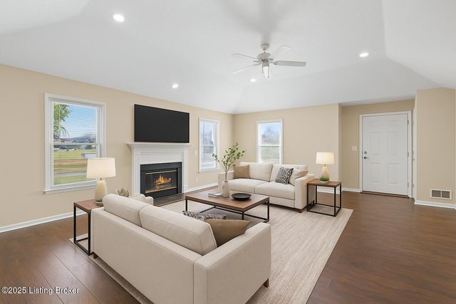 4901 Hunters Point Cir, Louisville, KY 40216