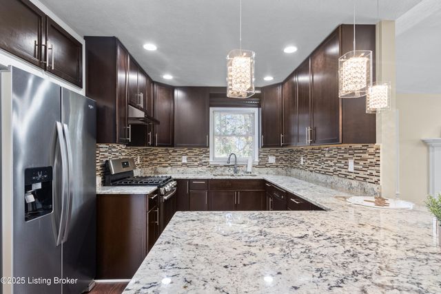 4901 Hunters Point Cir, Louisville, KY 40216