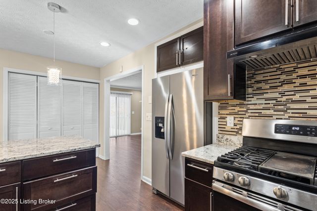 4901 Hunters Point Cir, Louisville, KY 40216