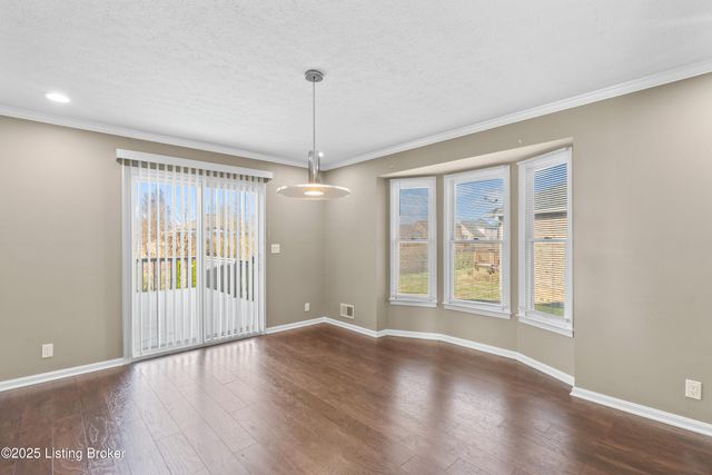 4901 Hunters Point Cir, Louisville, KY 40216