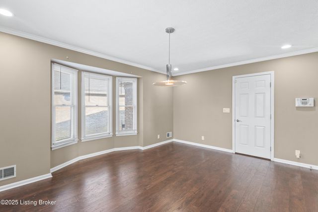 4901 Hunters Point Cir, Louisville, KY 40216