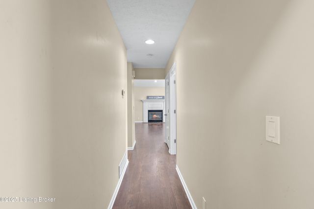 4901 Hunters Point Cir, Louisville, KY 40216