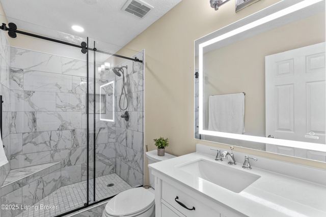 4901 Hunters Point Cir, Louisville, KY 40216