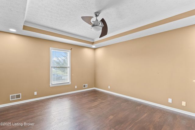 4901 Hunters Point Cir, Louisville, KY 40216