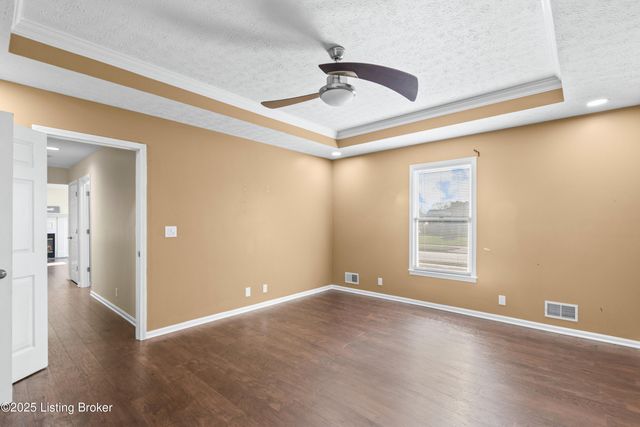 4901 Hunters Point Cir, Louisville, KY 40216