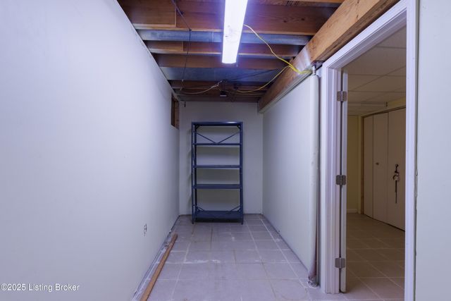 4901 Hunters Point Cir, Louisville, KY 40216