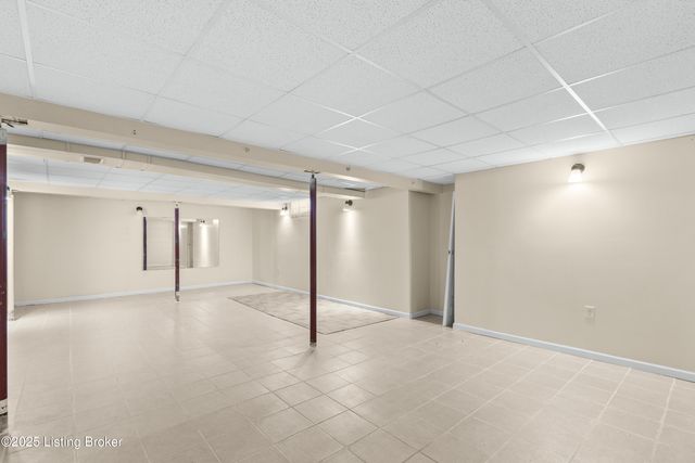 4901 Hunters Point Cir, Louisville, KY 40216