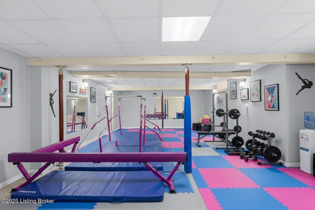 4901 Hunters Point Cir, Louisville, KY 40216