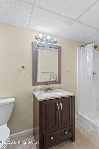 4901 Hunters Point Cir, Louisville, KY 40216