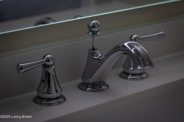 4901 Hunters Point Cir, Louisville, KY 40216