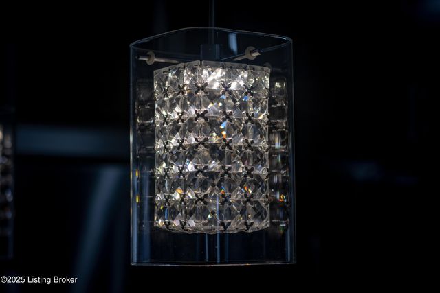 4901 Hunters Point Cir, Louisville, KY 40216