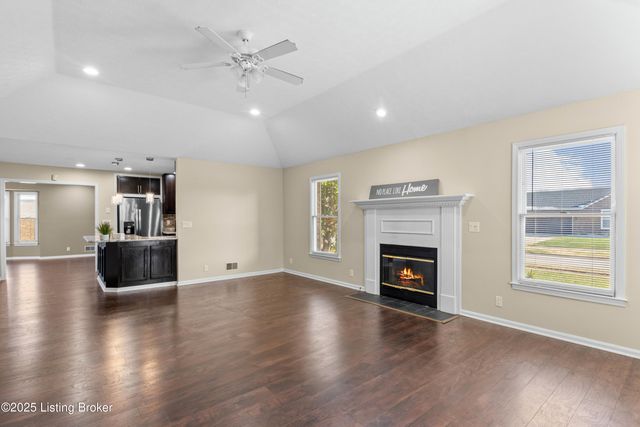 4901 Hunters Point Cir, Louisville, KY 40216