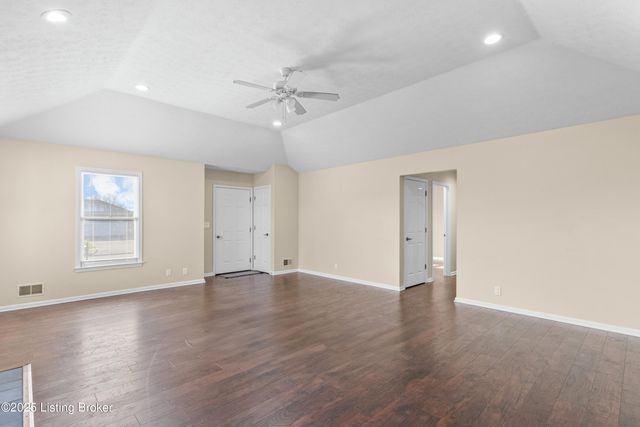 4901 Hunters Point Cir, Louisville, KY 40216