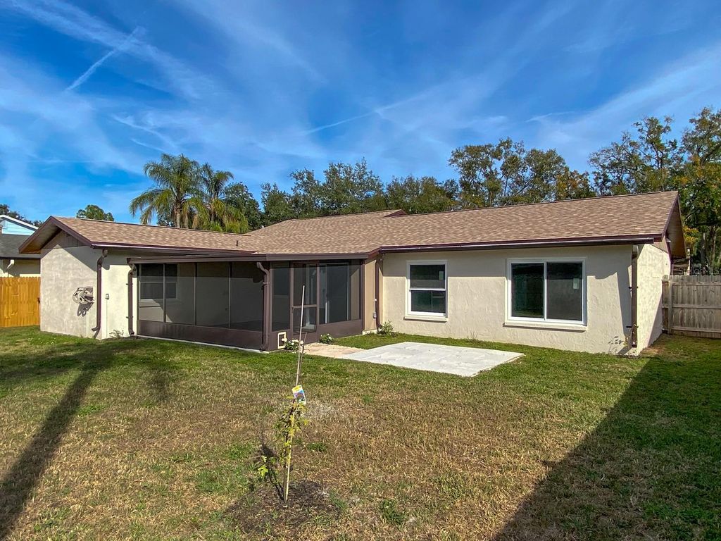 Image 11 of property listing at 15704 COUNTRY LAKE DRIVE, Tampa, FL 33624