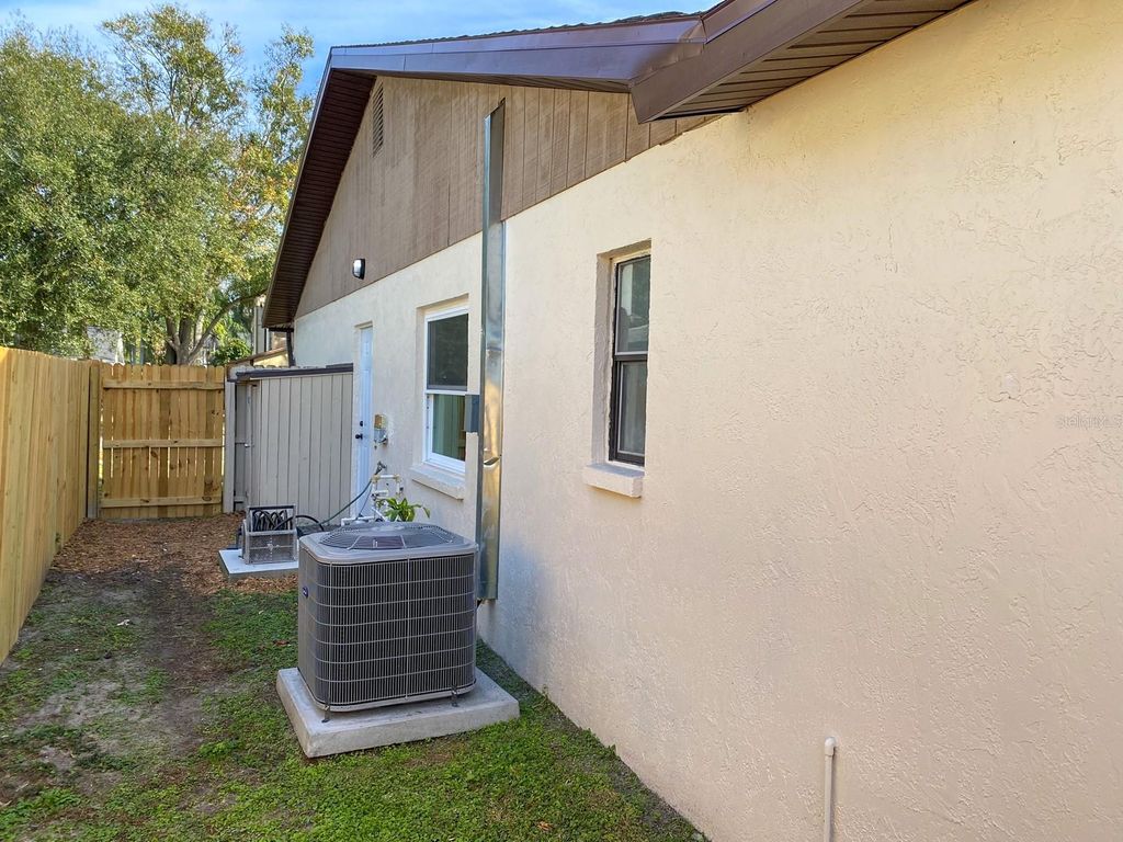 Image 12 of property listing at 15704 COUNTRY LAKE DRIVE, Tampa, FL 33624