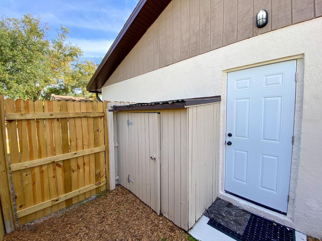 Image 13 of property listing at 15704 COUNTRY LAKE DRIVE, Tampa, FL 33624