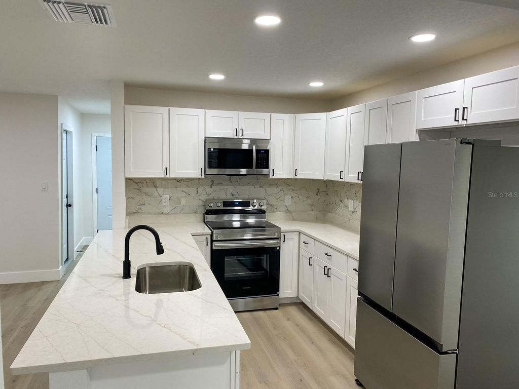 Image 16 of property listing at 15704 COUNTRY LAKE DRIVE, Tampa, FL 33624