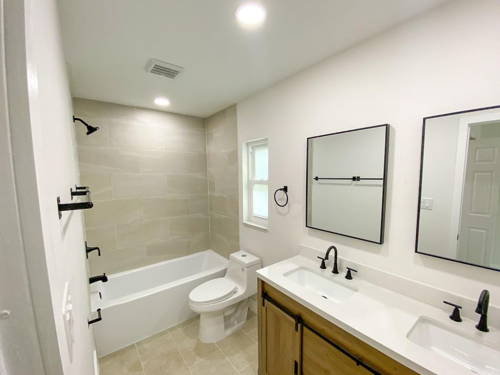 Image 25 of property listing at 15704 COUNTRY LAKE DRIVE, Tampa, FL 33624