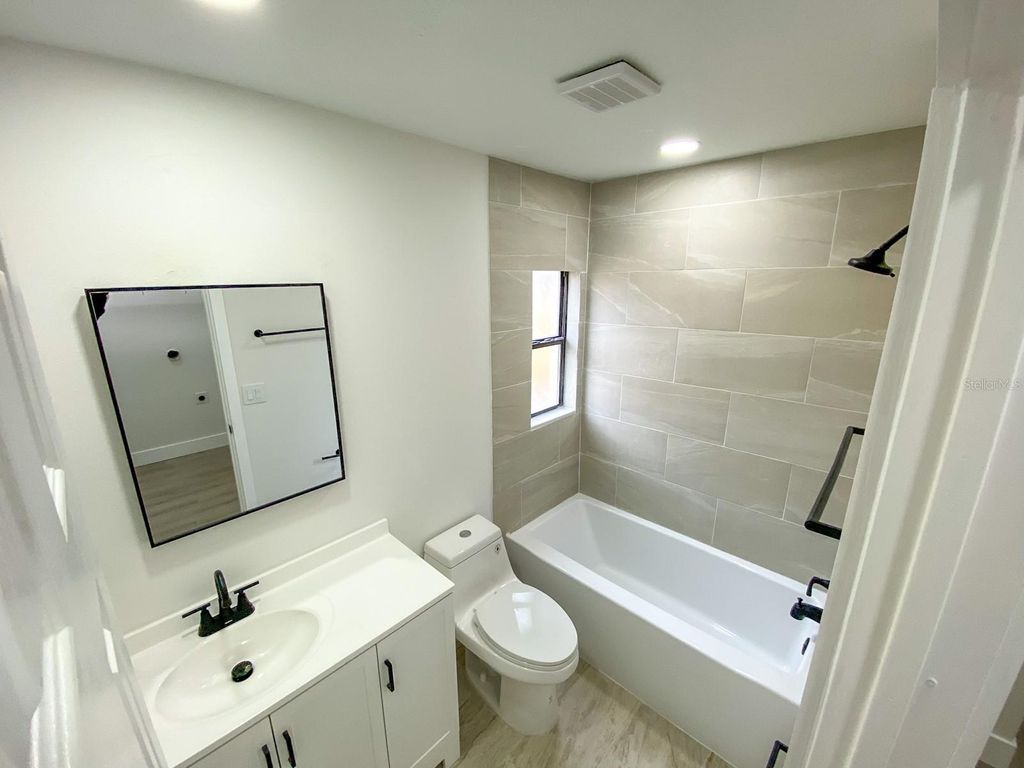 Image 30 of property listing at 15704 COUNTRY LAKE DRIVE, Tampa, FL 33624