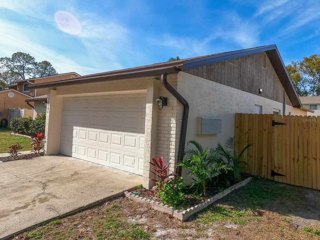 Image 6 of property listing at 15704 COUNTRY LAKE DRIVE, Tampa, FL 33624