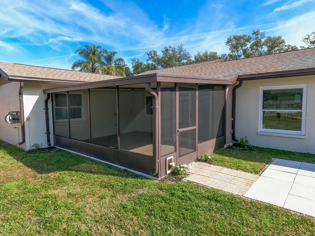 Image 10 of property listing at 15704 COUNTRY LAKE DRIVE, Tampa, FL 33624