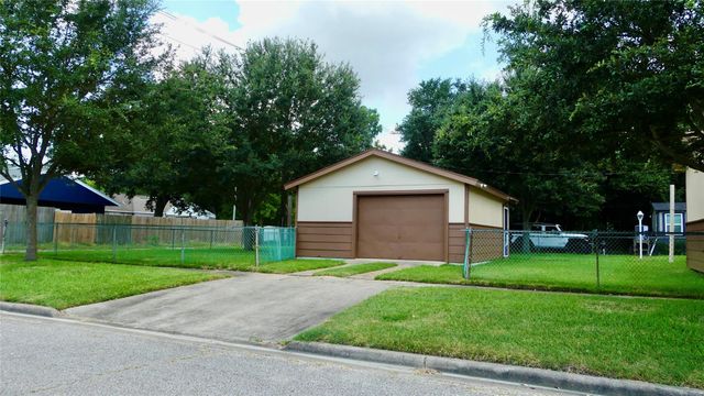 801 19th Avenue N, Texas City, TX 77590