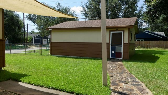 801 19th Avenue N, Texas City, TX 77590