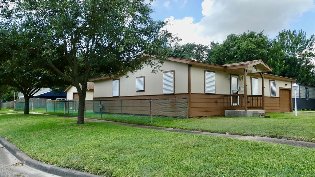 801 19th Avenue N, Texas City, TX 77590