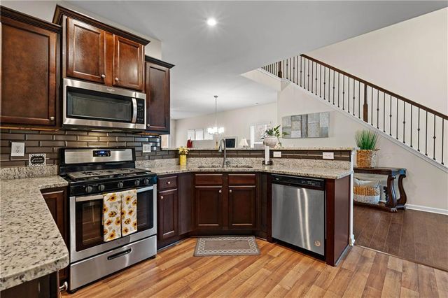 1053 Shadow Glen Dr, Fairburn, GA 30213