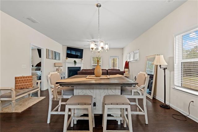 1053 Shadow Glen Dr, Fairburn, GA 30213