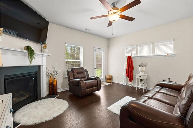 1053 Shadow Glen Dr, Fairburn, GA 30213