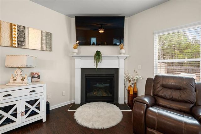 1053 Shadow Glen Dr, Fairburn, GA 30213