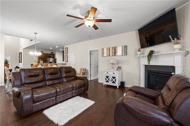 1053 Shadow Glen Dr, Fairburn, GA 30213