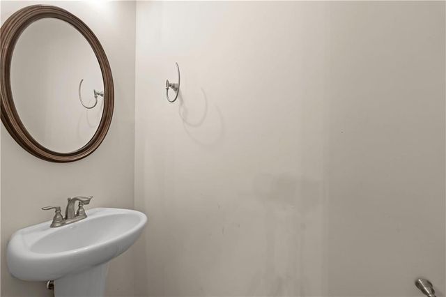 1053 Shadow Glen Dr, Fairburn, GA 30213