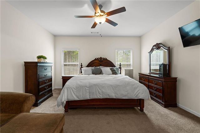 1053 Shadow Glen Dr, Fairburn, GA 30213