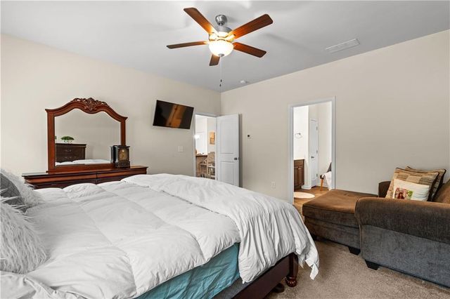 1053 Shadow Glen Dr, Fairburn, GA 30213