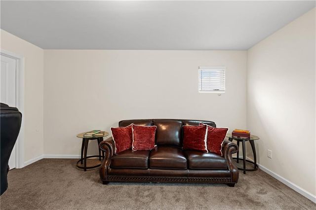 1053 Shadow Glen Dr, Fairburn, GA 30213