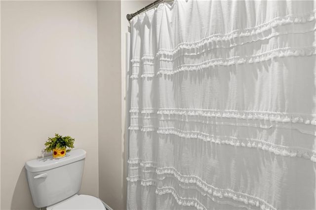 1053 Shadow Glen Dr, Fairburn, GA 30213