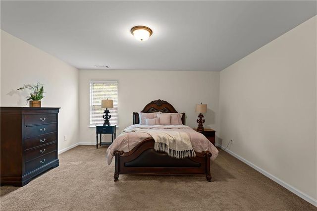 1053 Shadow Glen Dr, Fairburn, GA 30213