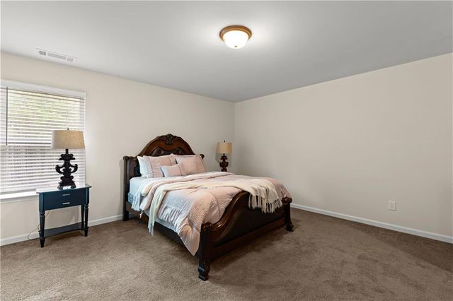 1053 Shadow Glen Dr, Fairburn, GA 30213