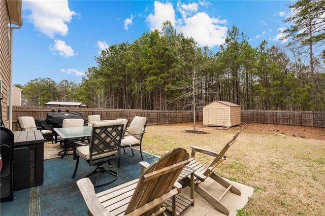 1053 Shadow Glen Dr, Fairburn, GA 30213