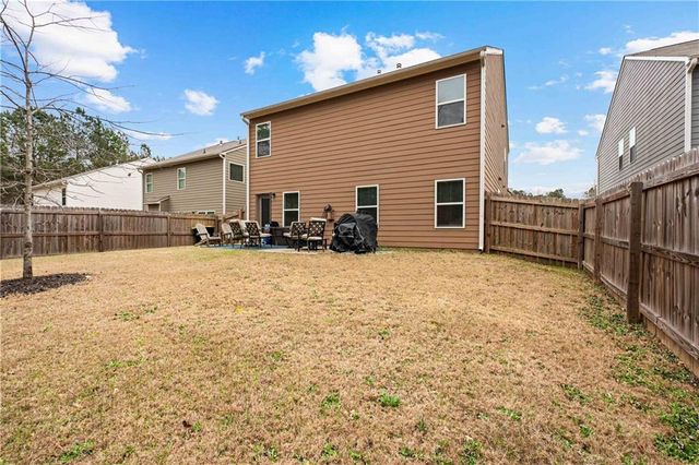 1053 Shadow Glen Dr, Fairburn, GA 30213