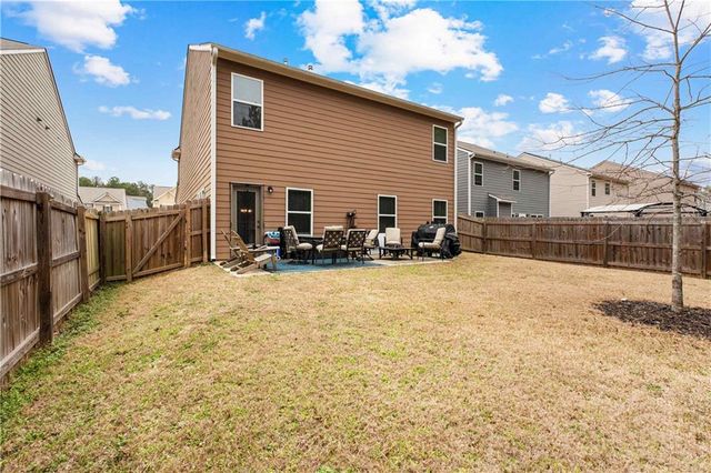 1053 Shadow Glen Dr, Fairburn, GA 30213