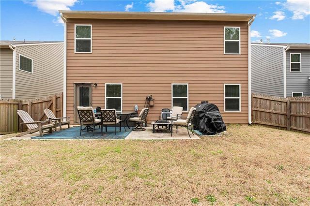 1053 Shadow Glen Dr, Fairburn, GA 30213