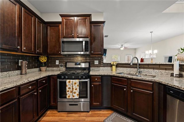 1053 Shadow Glen Dr, Fairburn, GA 30213