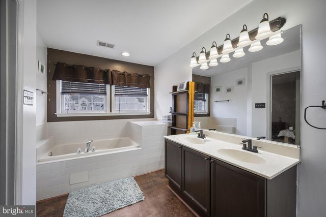 27 LITCHFIELD LN W, Martinsburg, WV 25405