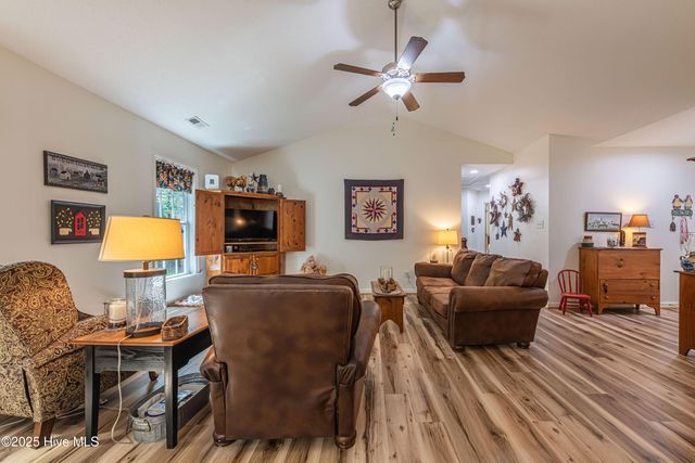 318 Sugarberry Court, Jacksonville, NC 28540