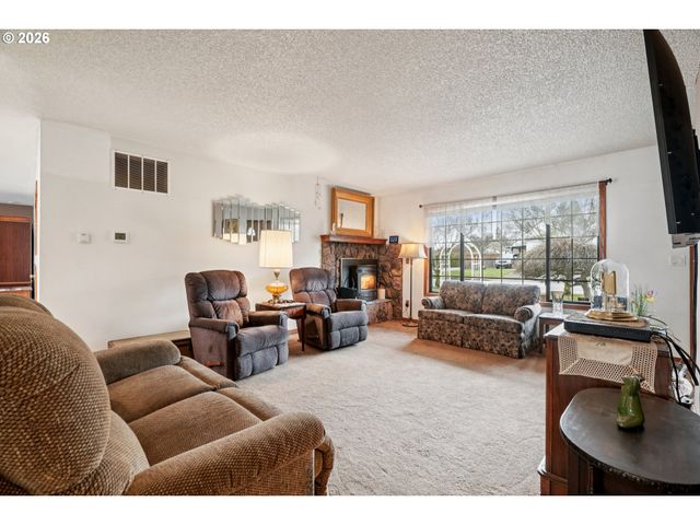 920 N ASPEN Ct, Canby, OR 97013