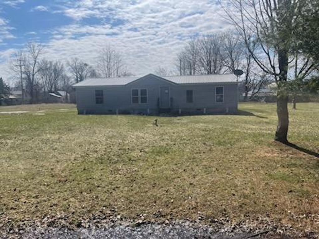 44 E Howard Street, Breedsville Vllg, MI 49056