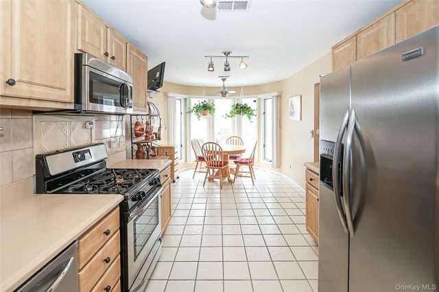 55 Kristin Lane, Hauppauge, NY 11788